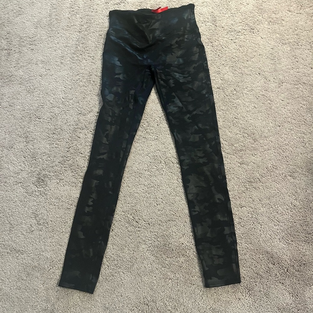 Spanx black on black camouflage leggings size Medium